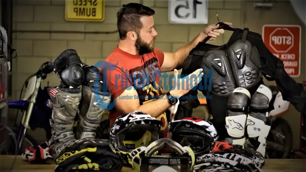 Beragam Safety Riding Kit yang Wajib Dimiliki Rider Saat Berkendara di Malam Hari