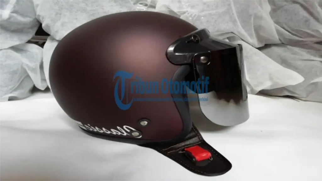 Perbedaan Helm Bogo Retro Kaca Smoke vs Pelangi, Visor Datar Atau Cembung?
