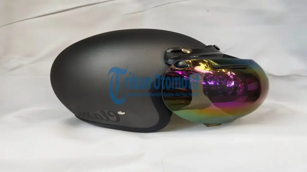 Perbedaan Helm Bogo Retro Kaca Smoke vs Pelangi, Visor Datar Atau Cembung?