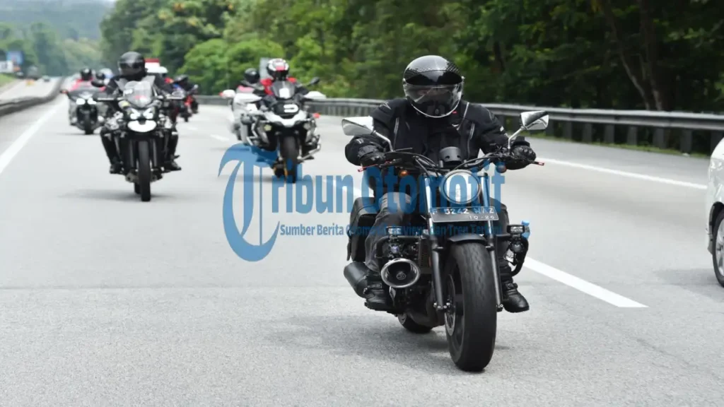 Rute Touring Jakarta Bandung? Pilih rute terbaik untuk motor Anda. Temukan jalur Puncak, Kalimalang, dan tips aman berkendara di sini.