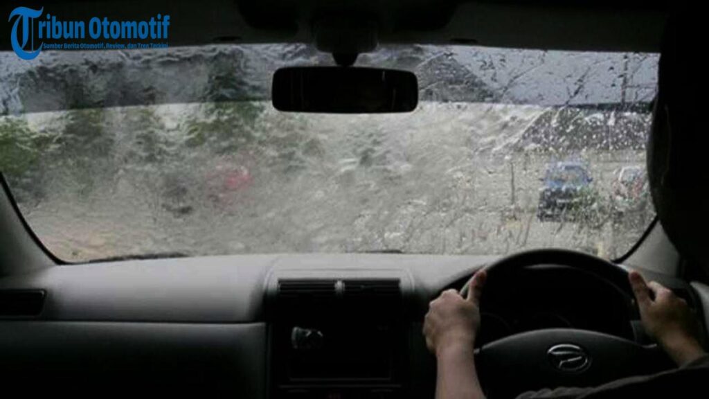 Rahasia di Balik Kaca Mobil Berembun Saat AC Hidup — Kenali Penyebab dan Solusinya