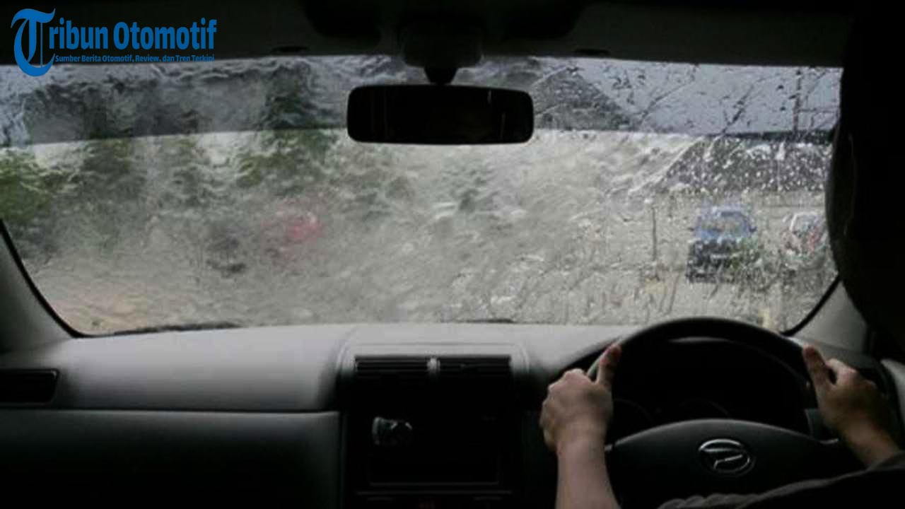 Rahasia di Balik Kaca Mobil Berembun Saat AC Hidup — Kenali Penyebab dan Solusinya