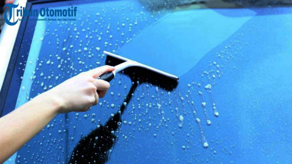 Kaca Mobil Berjamur? Ini Trik Mudah Menghilangkannya