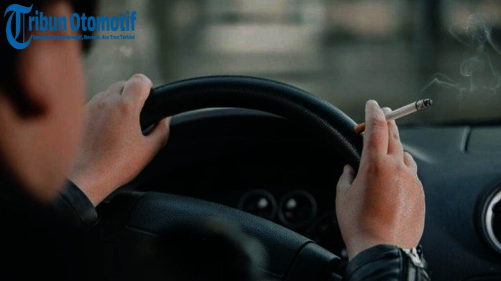 Fakta Mengerikan di Balik Kebiasaan Merokok Saat Berkendara