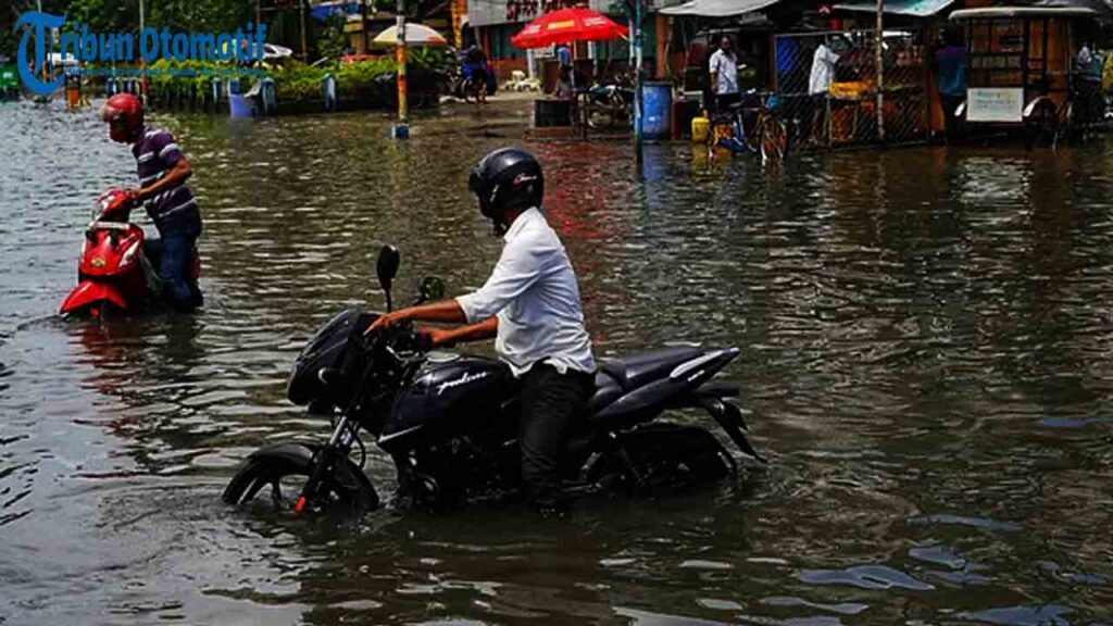 Jangan Panik! Ini 7 Langkah Menyelamatkan Motor yang Terendam Banjir